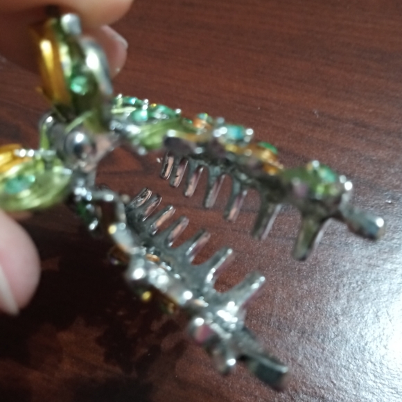 2/$20 NWT Green Rhinestone Hair Claw - Picture 4 of 7